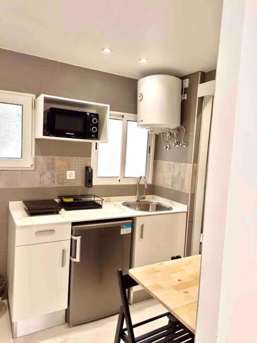 Estudios Hl Frente Al Metro Barcelona-Aeropuerto L'Hospitalet de Llobregat Eksteriør billede