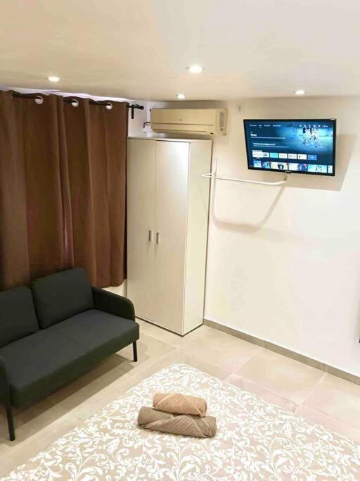 Estudios Hl Frente Al Metro Barcelona-Aeropuerto L'Hospitalet de Llobregat Eksteriør billede