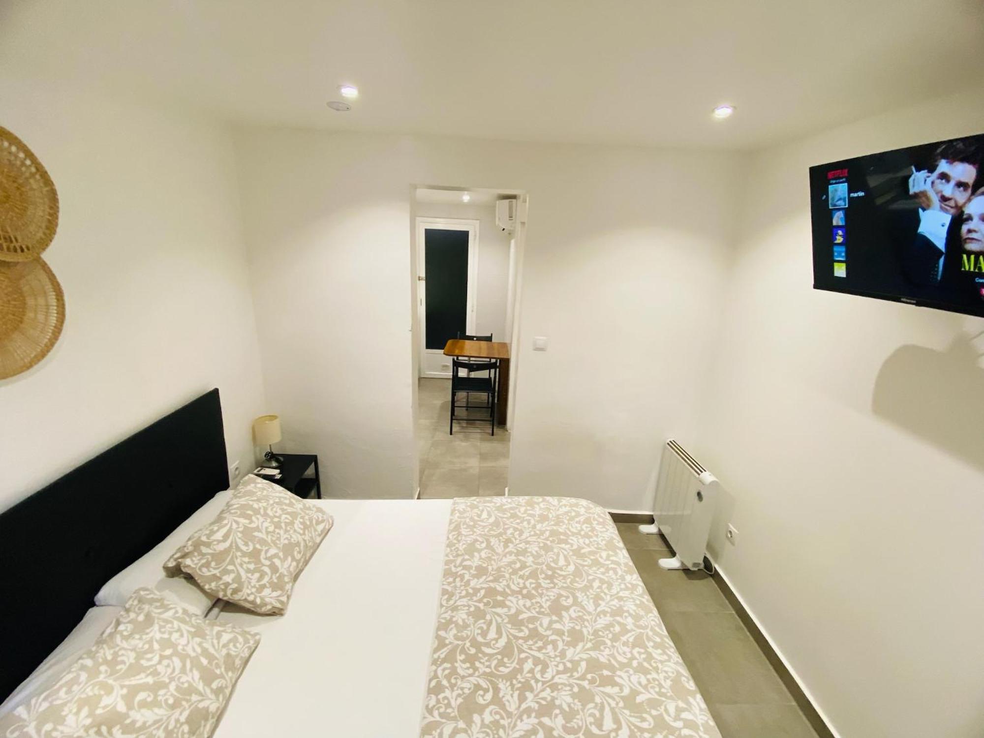 Estudios Hl Frente Al Metro Barcelona-Aeropuerto L'Hospitalet de Llobregat Eksteriør billede