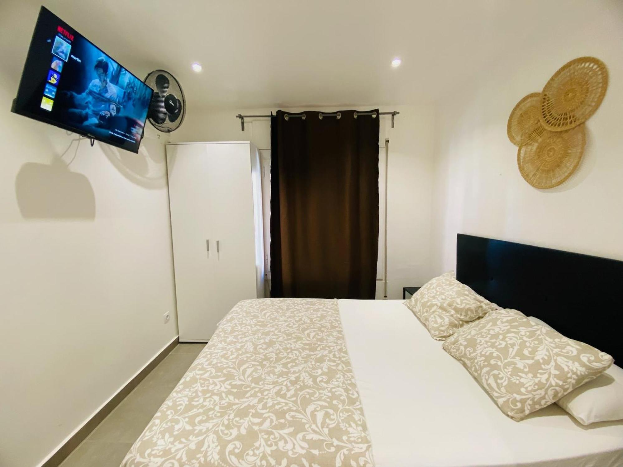 Estudios Hl Frente Al Metro Barcelona-Aeropuerto L'Hospitalet de Llobregat Eksteriør billede
