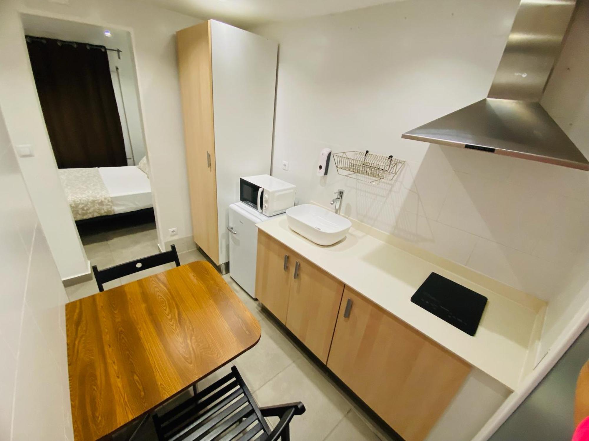 Estudios Hl Frente Al Metro Barcelona-Aeropuerto L'Hospitalet de Llobregat Eksteriør billede