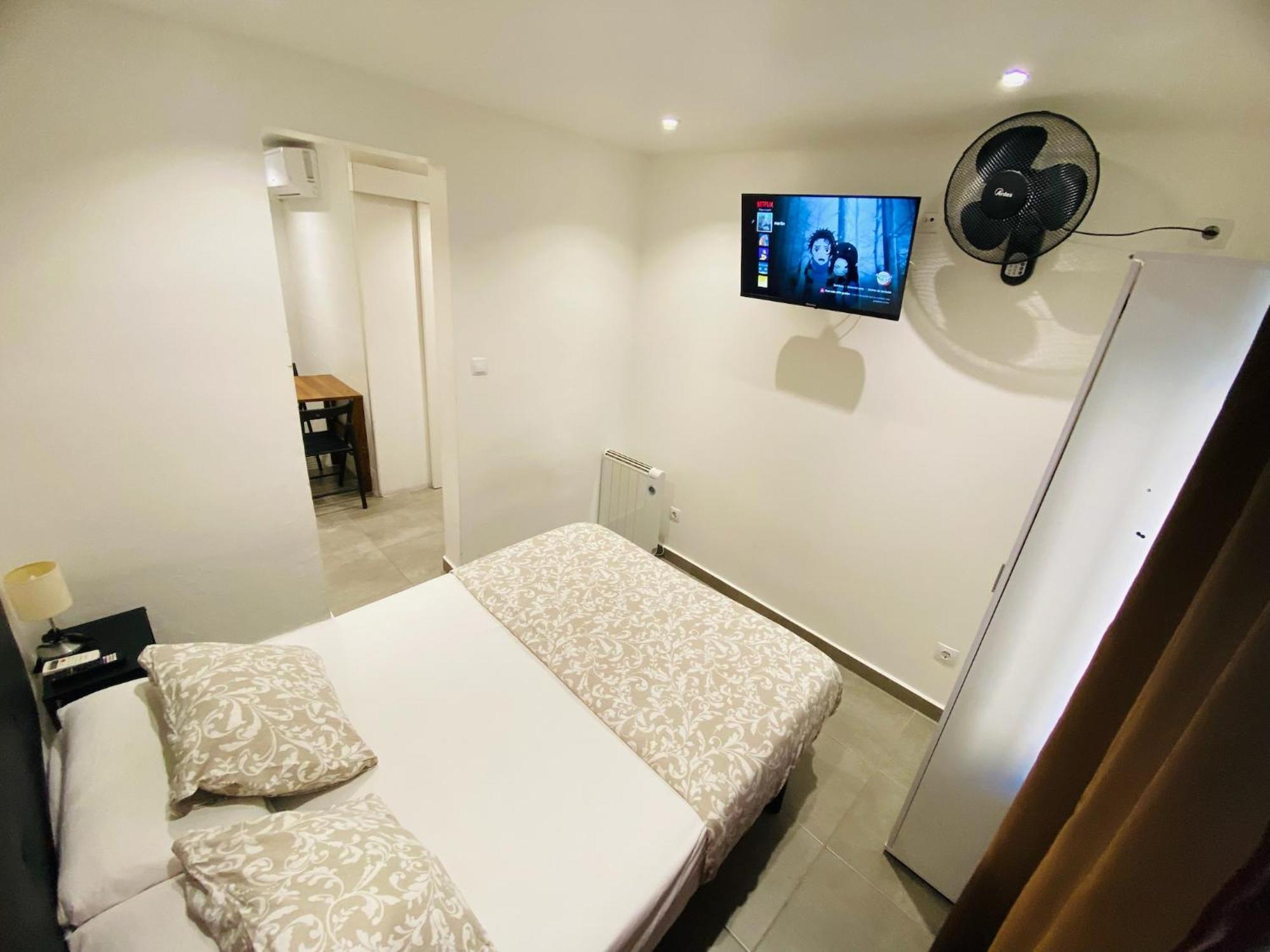 Estudios Hl Frente Al Metro Barcelona-Aeropuerto L'Hospitalet de Llobregat Eksteriør billede