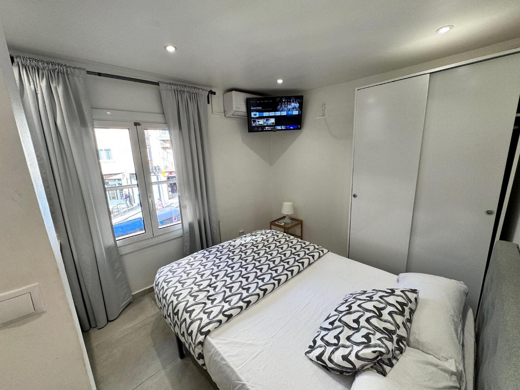 Estudios Hl Frente Al Metro Barcelona-Aeropuerto L'Hospitalet de Llobregat Eksteriør billede